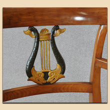 Laden Sie das Bild in den Galerie-Viewer, Nr. 4812  4-er Satz Biedermeier Armlehnstühle, Kirschbaum massiv, Schweiz um 1820