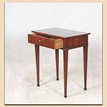 Laden Sie das Bild in den Galerie-Viewer, Nr. 4491 Biedermeier Tischchen, Mahagoni furniert, Frankreich um 1820