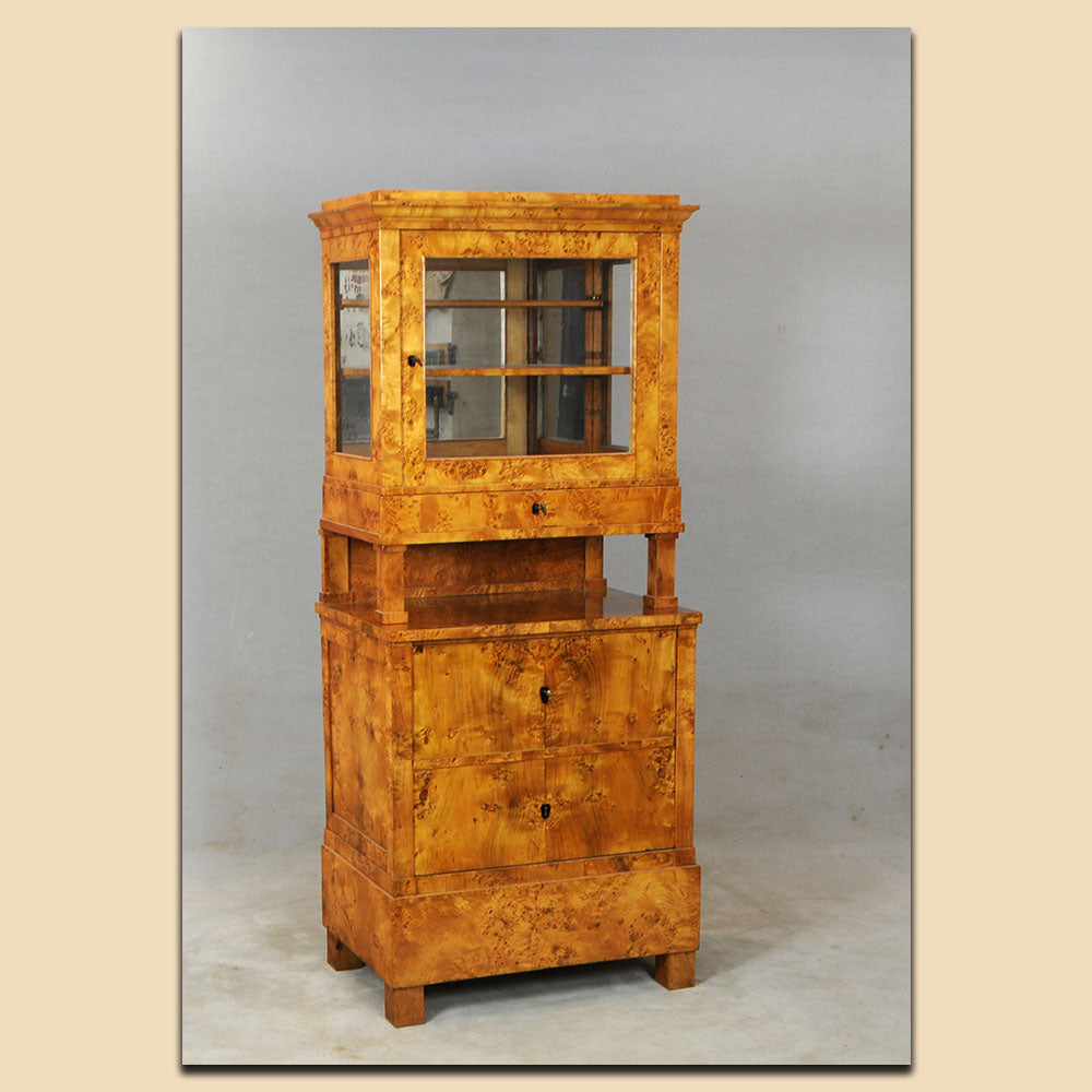 Nr. 4673 Biedermeier Vitrine, Birke furniert, Norddeutschland um 1820