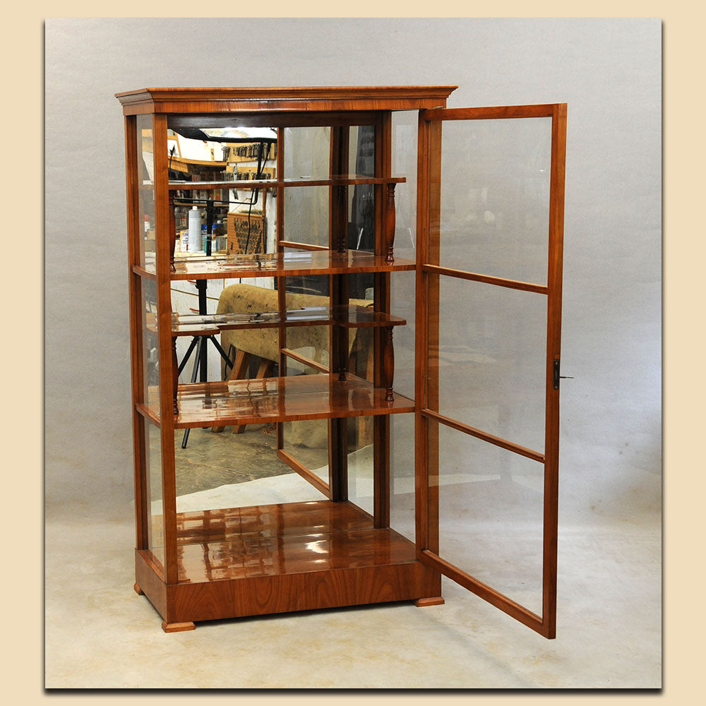 Nr. 4707 Biedermeier Vitrine, Kirschbaum massiv und furniert, Österreich um 1820