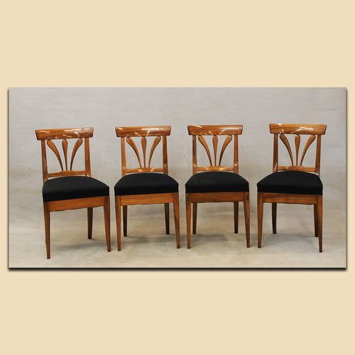 Nr. 4760 4 Stühle, Biedermeier, massiv Nussbaum, Schweiz um 1820