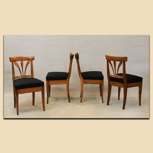 Nr. 4760 4 Stühle, Biedermeier, massiv Nussbaum, Schweiz um 1820