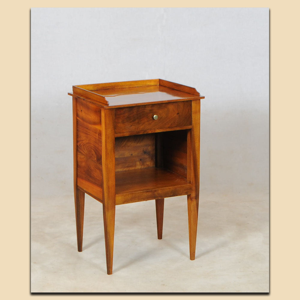 Nr. 4781 , Pfeilerschränkchen, Biedermeier, Nussbaum massiv, Schweiz um 1820
