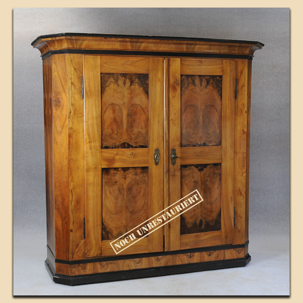 4791 Biedermeier Schrank, Nussbaum furniert, süddeutsch um 1820