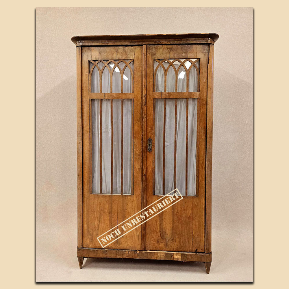 4798 Biedermeier Bücherschrank / Vitrine, Nussbaum furniert, Österreich um 1820