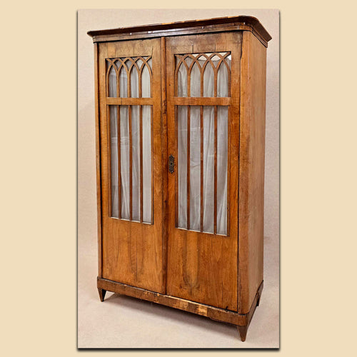 4798 Biedermeier Bücherschrank / Vitrine, Nussbaum furniert, Österreich um 1820