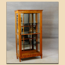 Laden Sie das Bild in den Galerie-Viewer, 4800 Biedermeier Vitrine, Kirschbaum furniert, Österreich um 1820