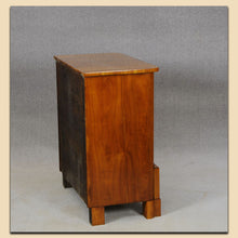 Laden Sie das Bild in den Galerie-Viewer, Nr. 4809 Biedermeier Kommode, Kirschbaum furniert, süddeutsch um 1820