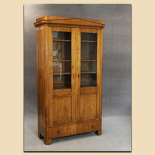 Laden Sie das Bild in den Galerie-Viewer, Nr. 4811 Biedermeier Vitrine, Kirschbaum furniert, süddeutsch um 1840