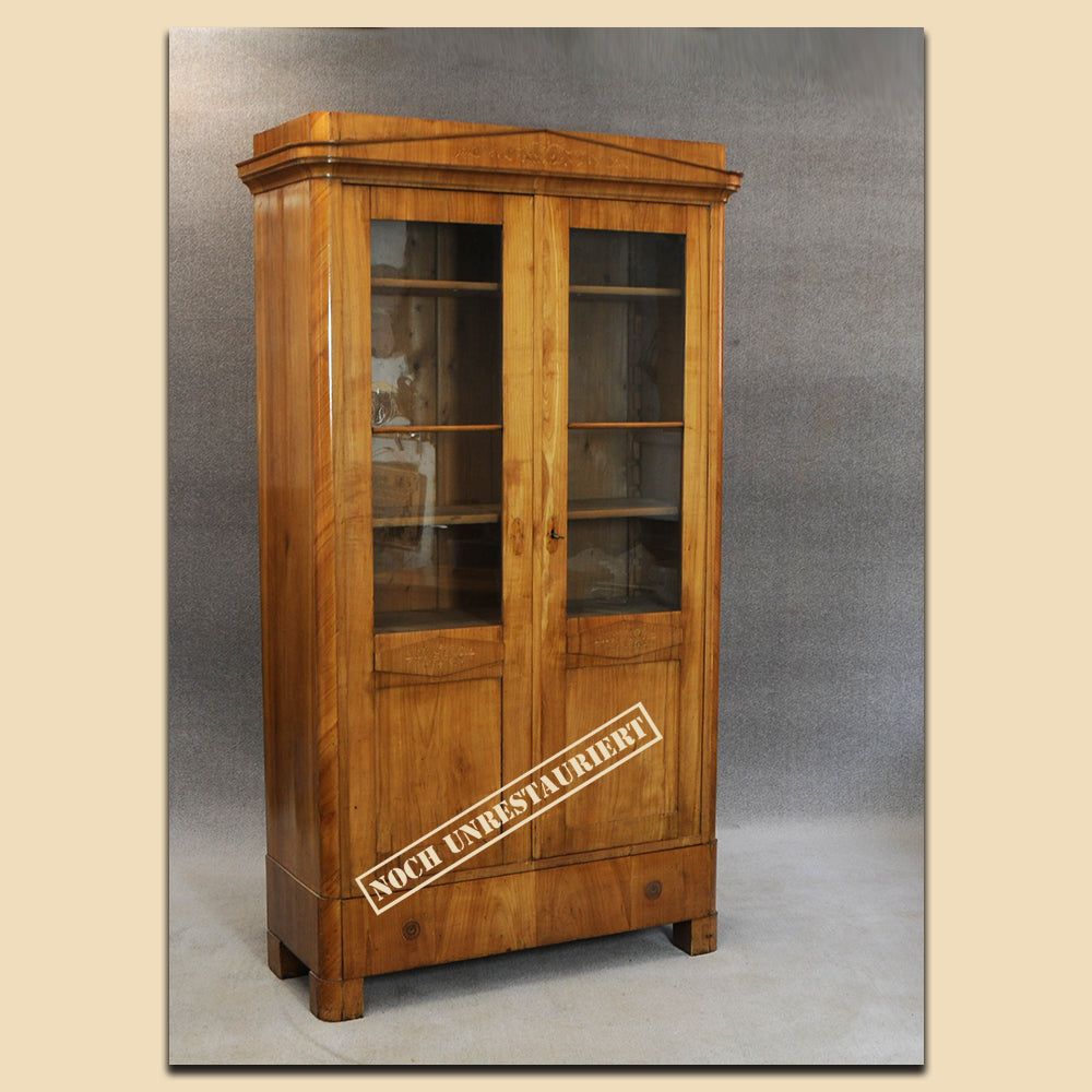 Nr. 4811 Biedermeier Vitrine, Kirschbaum furniert, süddeutsch um 1840