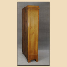 Laden Sie das Bild in den Galerie-Viewer, Nr. 4811 Biedermeier Vitrine, Kirschbaum furniert, süddeutsch um 1840