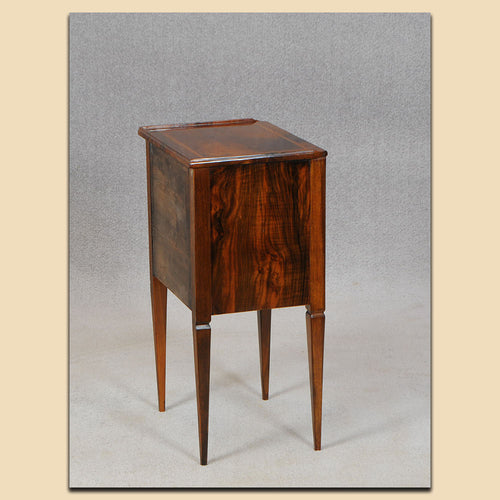 Nr. 4813 Biedermeier Kommödchen, Nussbaum massiv, Schweiz um 1820