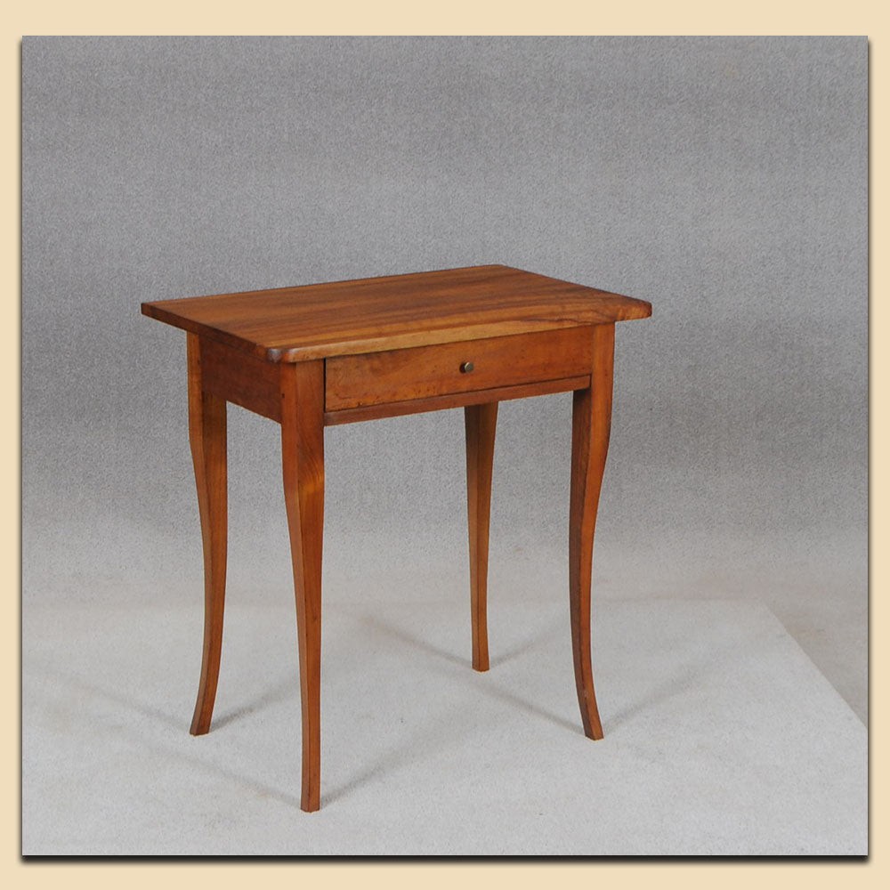 Nr. 4814  Biedermeier Tischchen, Nussbaum massiv, süddeutsch um 1820