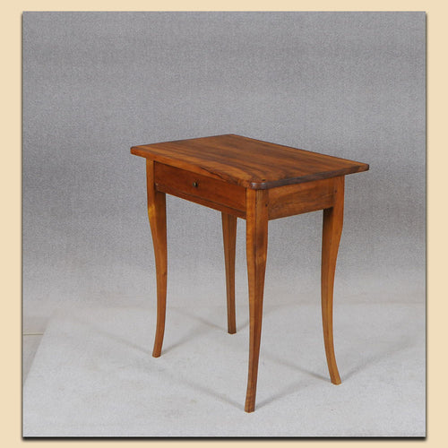 Nr. 4814  Biedermeier Tischchen, Nussbaum massiv, süddeutsch um 1820