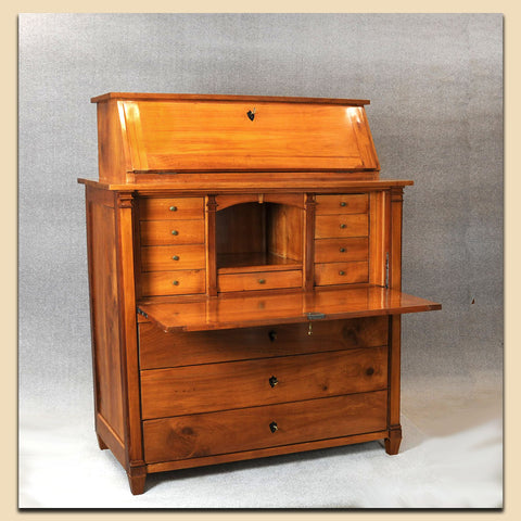 Nr. 4817 Biedermeier Sekretär, massiv Kirschbaum. Süddeutsch um 1820