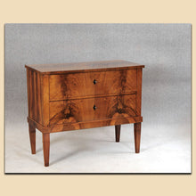 Laden Sie das Bild in den Galerie-Viewer, Nr. 4821   Biedermeier Kommode, Nussbaum furniert, süddeutsch um 1820