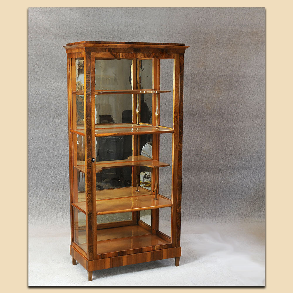 Nr. 4829  Vitrine, Biedermeier, Nussbaum furniert, Österreich um 1820