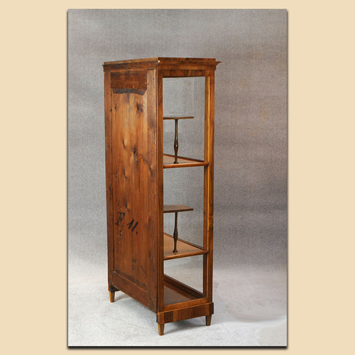 Nr. 4829  Vitrine, Biedermeier, Nussbaum furniert, Österreich um 1820