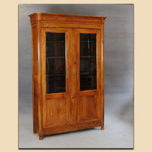 Laden Sie das Bild in den Galerie-Viewer, Nr. 4830 Biedermeier Vitrine (Bücherschrank), Kirschbaum massiv, Frankreich um 1820