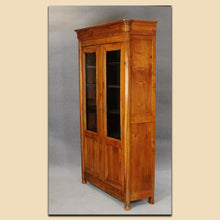 Laden Sie das Bild in den Galerie-Viewer, Nr. 4830 Biedermeier Vitrine (Bücherschrank), Kirschbaum massiv, Frankreich um 1820