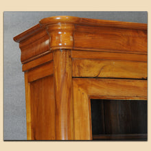 Laden Sie das Bild in den Galerie-Viewer, Nr. 4830 Biedermeier Vitrine (Bücherschrank), Kirschbaum massiv, Frankreich um 1820