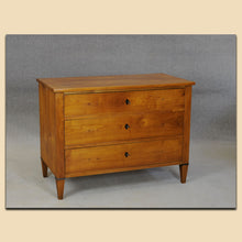 Laden Sie das Bild in den Galerie-Viewer, Nr. 4837 Biedermeier Kommode, Kirschbaum massiv, süddeutsch um 1820