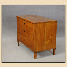 Laden Sie das Bild in den Galerie-Viewer, Nr. 4837 Biedermeier Kommode, Kirschbaum massiv, süddeutsch um 1820