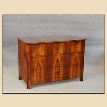 Laden Sie das Bild in den Galerie-Viewer, Nr. 4841 Kommode, Biedermeier, Nussbaum furniert, süddeutsch um 1840