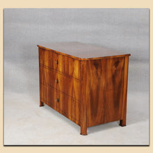 Laden Sie das Bild in den Galerie-Viewer, Nr. 4841 Kommode, Biedermeier, Nussbaum furniert, süddeutsch um 1840