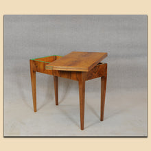 Laden Sie das Bild in den Galerie-Viewer, Nr. 4848 Spieltisch (Britschtisch), Biedermeier, Nussbaum massiv und furniert, süddeutsch um 1820
