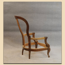 Laden Sie das Bild in den Galerie-Viewer, 4862 Voltaire Sessel, Louis Philippe, Nussbaum massiv, Schweiz um 1860