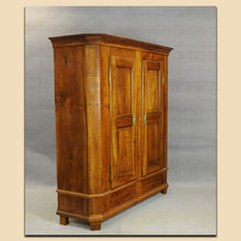 Laden Sie das Bild in den Galerie-Viewer, 4867 Schrank, Biedermeier, Kirschbaum massiv, Schweiz um 1820