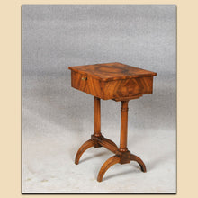 Laden Sie das Bild in den Galerie-Viewer, 4874 Nähtischchen, Biedermeier, Nussbaum furniert, Frankreich um 1820