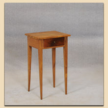Laden Sie das Bild in den Galerie-Viewer, 4881 Tischchen, Biedermeier, Nussbaum massiv, süddeutsch um 1820