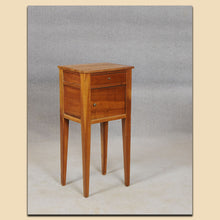 Laden Sie das Bild in den Galerie-Viewer, 4882 Pfeilerschränkchen, Biedermeier, Kirschbaum massiv, Schweiz um 1820