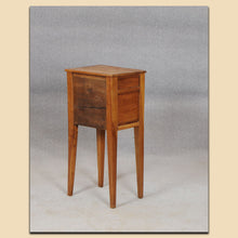 Laden Sie das Bild in den Galerie-Viewer, 4882 Pfeilerschränkchen, Biedermeier, Kirschbaum massiv, Schweiz um 1820