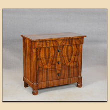 Laden Sie das Bild in den Galerie-Viewer, Nr. 4886 Kommode, Biedermeier, Nussbaum furniert, süddeutsch um 1820