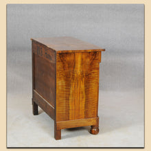 Laden Sie das Bild in den Galerie-Viewer, Nr. 4886 Kommode, Biedermeier, Nussbaum furniert, süddeutsch um 1820