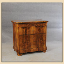 Laden Sie das Bild in den Galerie-Viewer, 4889 Kommode, Biedermeier, Nussbaum furniert, süddeutsch um 1840