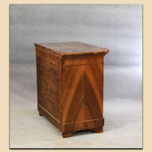Laden Sie das Bild in den Galerie-Viewer, 4889 Kommode, Biedermeier, Nussbaum furniert, süddeutsch um 1840