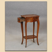 Laden Sie das Bild in den Galerie-Viewer, Nr. 4893 Tischchen, Napoleon III. , Mahagoni furniert, Frankreich um 1860