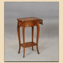 Laden Sie das Bild in den Galerie-Viewer, Nr. 4893 Tischchen, Napoleon III. , Mahagoni furniert, Frankreich um 1860