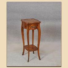 Laden Sie das Bild in den Galerie-Viewer, Nr. 4893 Tischchen, Napoleon III. , Mahagoni furniert, Frankreich um 1860