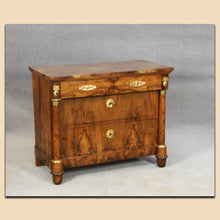 Laden Sie das Bild in den Galerie-Viewer, Nr. 4904 Kommode, Biedermeier, Nussbaum furniert, Frankreich um 1820
