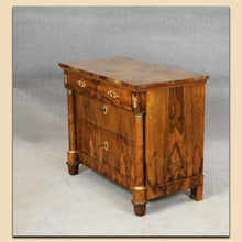 Laden Sie das Bild in den Galerie-Viewer, Nr. 4904 Kommode, Biedermeier, Nussbaum furniert, Frankreich um 1820