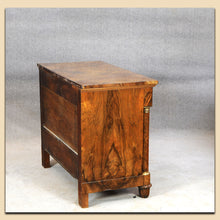 Laden Sie das Bild in den Galerie-Viewer, Nr. 4904 Kommode, Biedermeier, Nussbaum furniert, Frankreich um 1820