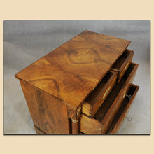 Laden Sie das Bild in den Galerie-Viewer, Nr. 4904 Kommode, Biedermeier, Nussbaum furniert, Frankreich um 1820