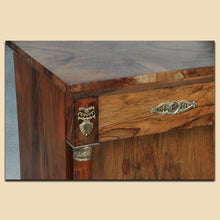 Laden Sie das Bild in den Galerie-Viewer, Nr. 4904 Kommode, Biedermeier, Nussbaum furniert, Frankreich um 1820