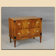 Laden Sie das Bild in den Galerie-Viewer, Nr. 4905 Kommode, Biedermeier, Nussbaum furniert, Frankreich um 1820