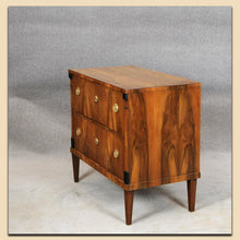 Laden Sie das Bild in den Galerie-Viewer, Nr. 4905 Kommode, Biedermeier, Nussbaum furniert, Frankreich um 1820
